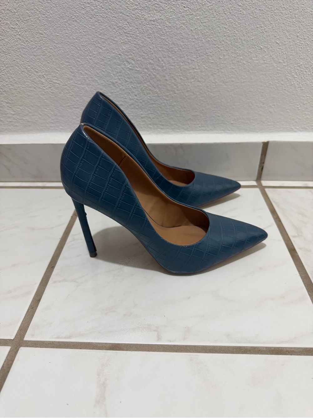 Blue Croc-Embossed Pointed-Toe Pumps - Picture 4 of 4